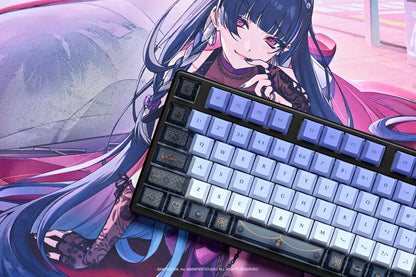 Arbiter Studio x NIJISANJI EN - Arbiter Studio × NIJISANJI EN – Meloco Kyoran 聯名電競周邊系列（日文 JIS 配置鍵盤、布質滑鼠墊及玻璃滑鼠墊）