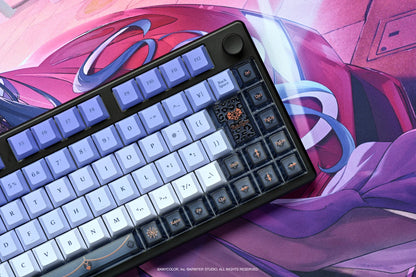 Arbiter Studio x NIJISANJI EN - Arbiter Studio × NIJISANJI EN – Meloco Kyoran 聯名電競周邊系列（日文 JIS 配置鍵盤、布質滑鼠墊及玻璃滑鼠墊）