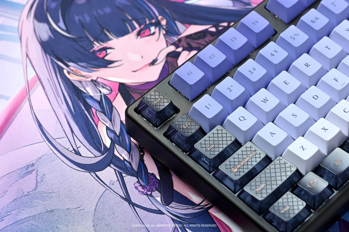 Arbiter Studio x NIJISANJI EN - Arbiter Studio × NIJISANJI EN – Meloco Kyoran 聯名電競周邊系列（日文 JIS 配置鍵盤、布質滑鼠墊及玻璃滑鼠墊）