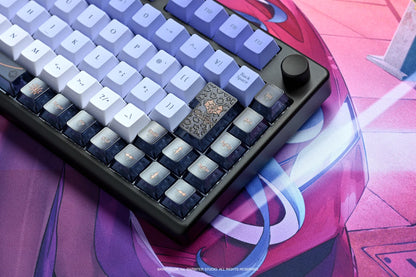 Arbiter Studio x NIJISANJI EN - Arbiter Studio × NIJISANJI EN – Meloco Kyoran 聯名電競周邊系列（日文 JIS 配置鍵盤、布質滑鼠墊及玻璃滑鼠墊）