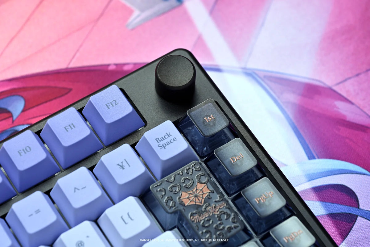 Arbiter Studio x NIJISANJI EN - Arbiter Studio × NIJISANJI EN – Meloco Kyoran 聯名電競周邊系列（日文 JIS 配置鍵盤、布質滑鼠墊及玻璃滑鼠墊）