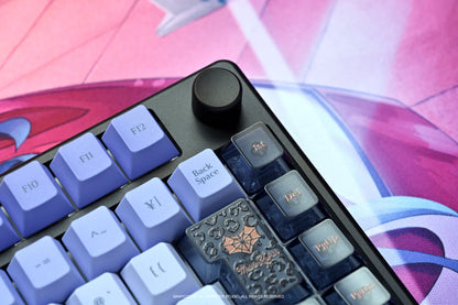 Arbiter Studio x NIJISANJI EN - Arbiter Studio × NIJISANJI EN – Meloco Kyoran 聯名電競周邊系列（日文 JIS 配置鍵盤、布質滑鼠墊及玻璃滑鼠墊）