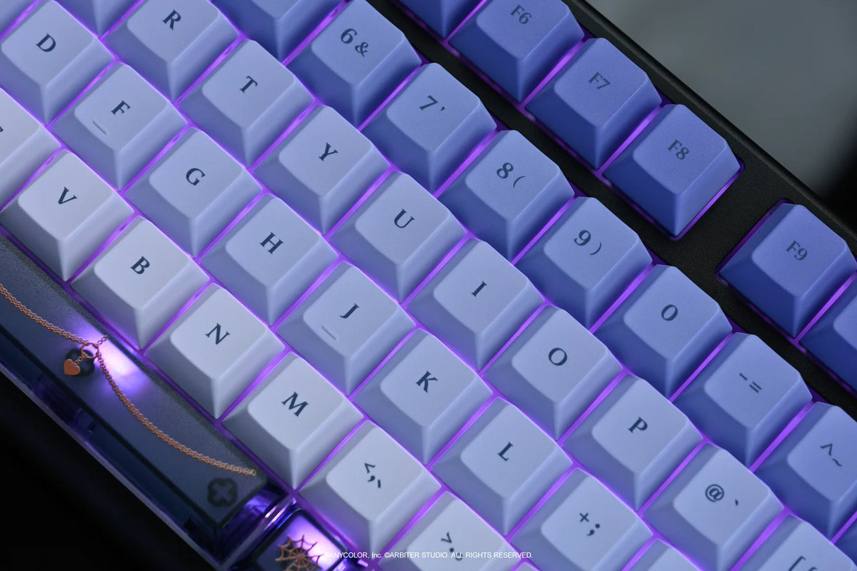 Arbiter Studio x NIJISANJI EN - Arbiter Studio × NIJISANJI EN – Meloco Kyoran 聯名電競周邊系列（日文 JIS 配置鍵盤、布質滑鼠墊及玻璃滑鼠墊）