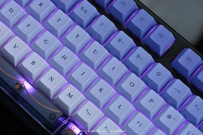 Arbiter Studio x NIJISANJI EN - Arbiter Studio × NIJISANJI EN – Meloco Kyoran 聯名電競周邊系列（日文 JIS 配置鍵盤、布質滑鼠墊及玻璃滑鼠墊）